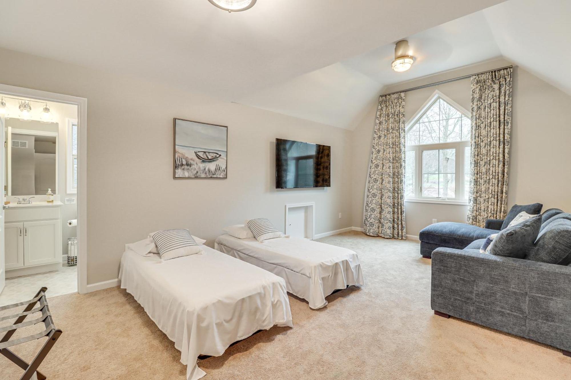 Gorgeous Harmony Retreat With Spacious Deck!